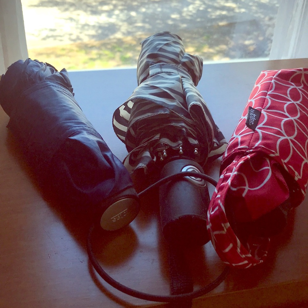 3 TOTES UMBRELLAS ☂